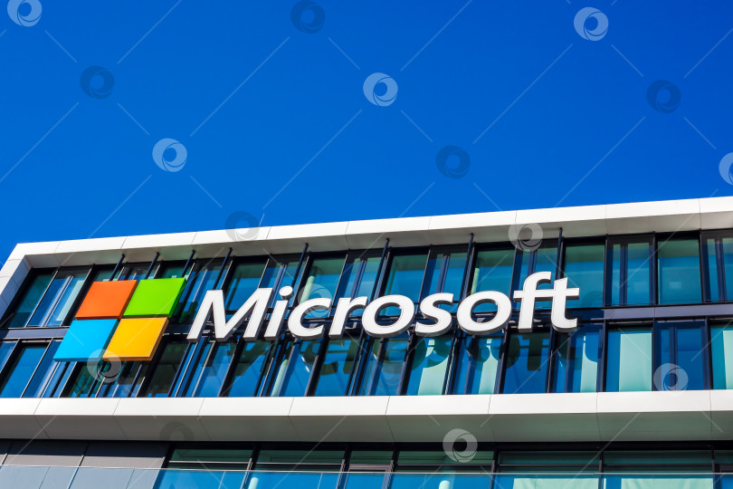 Скачать Логотип Microsoft на офисном здании в Мюнхене, Германия фотосток Ozero