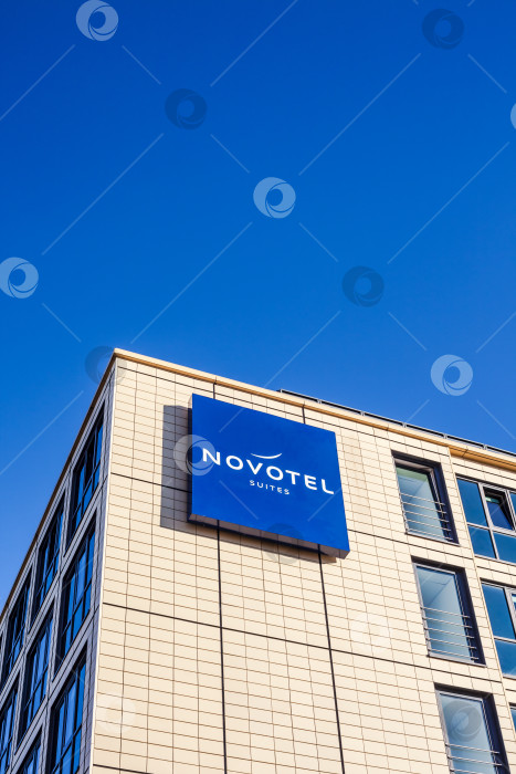 Скачать Логотип Novotel suites на здании отеля в Мюнхене фотосток Ozero