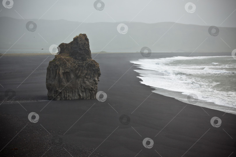 Скачать Черный пляж Дырхолей, Исландия фотосток Ozero