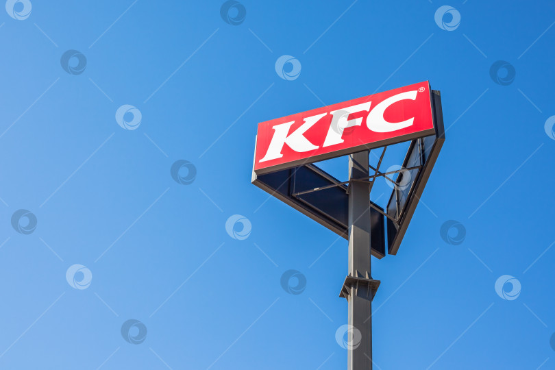 Скачать Логотип ресторана быстрого питания KFC на его здании фотосток Ozero