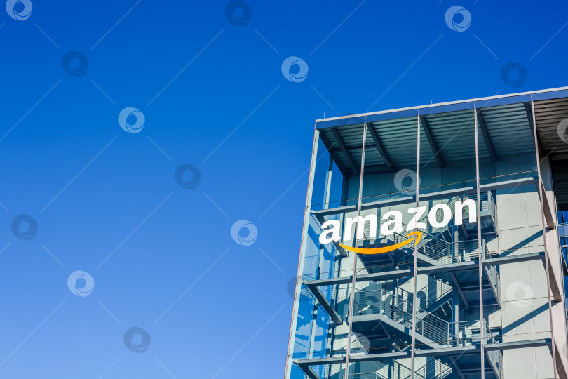 Скачать Логотип Amazon на офисном здании в Мюнхене, Германия фотосток Ozero