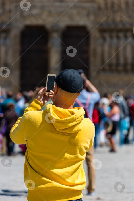 Скачать Мужчина фотографирует на улице фотосток Ozero