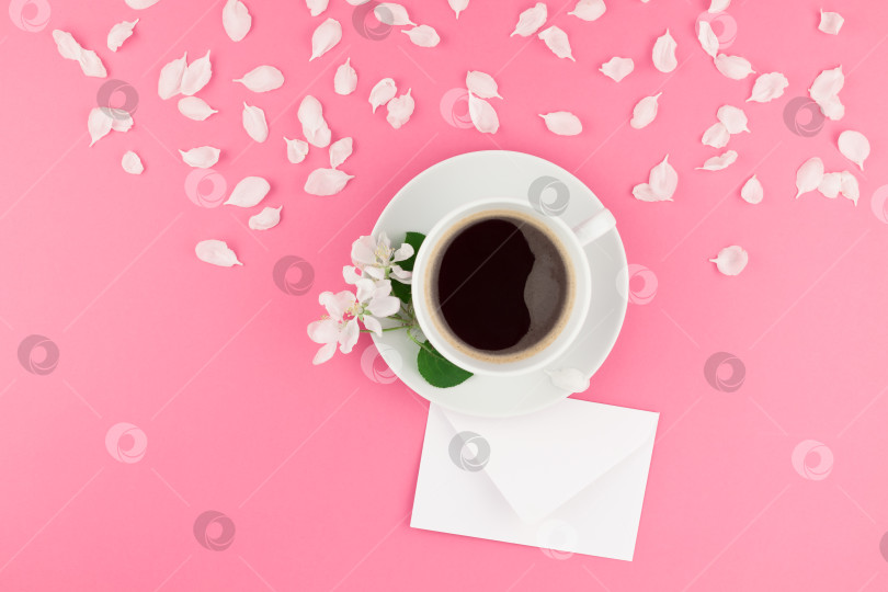 Скачать Плоская композиция из кофе, макета письма и белых лепестков фотосток Ozero