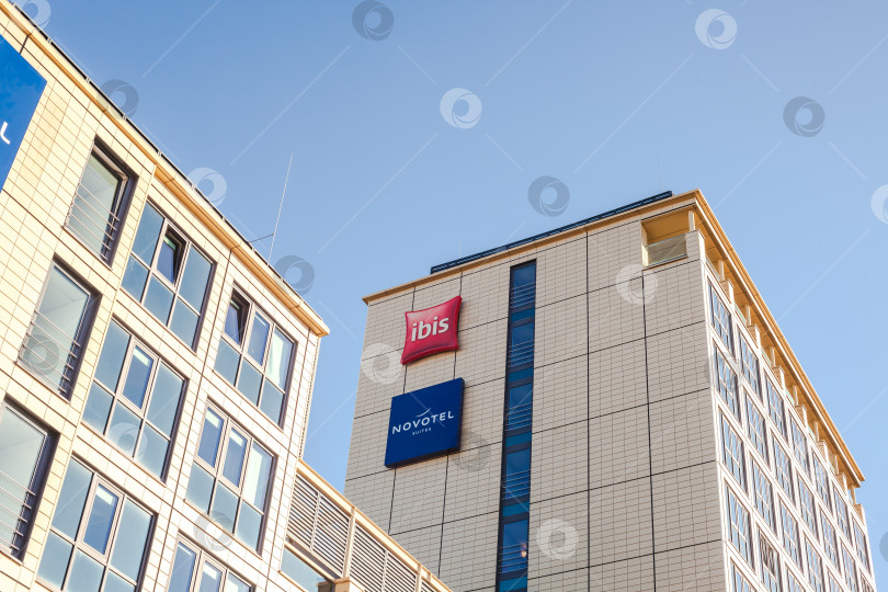 Скачать Логотип Novotel suites Ibis на здании отеля в Мюнхене фотосток Ozero