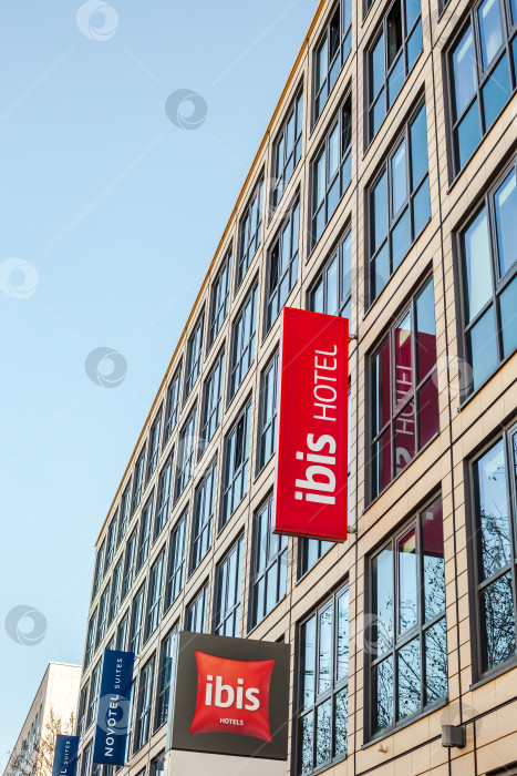 Скачать Логотип Novotel suites Ibis на здании отеля в Мюнхене фотосток Ozero