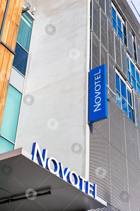 Скачать Логотип Novotel на здании отеля в Лионе фотосток Ozero