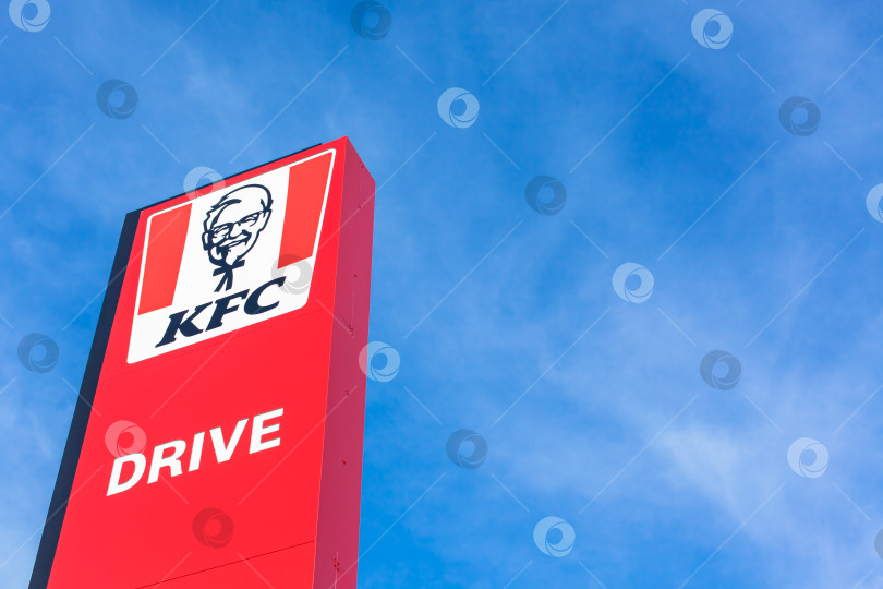 Скачать Логотип ресторана быстрого питания KFC на его здании фотосток Ozero