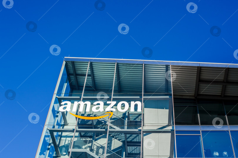 Скачать Логотип Amazon на офисном здании в Мюнхене, Германия фотосток Ozero