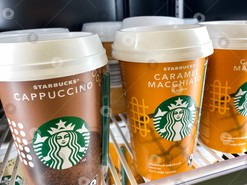 Скачать Готовый к употреблению ряд кофейных чашек Starbucks фотосток Ozero