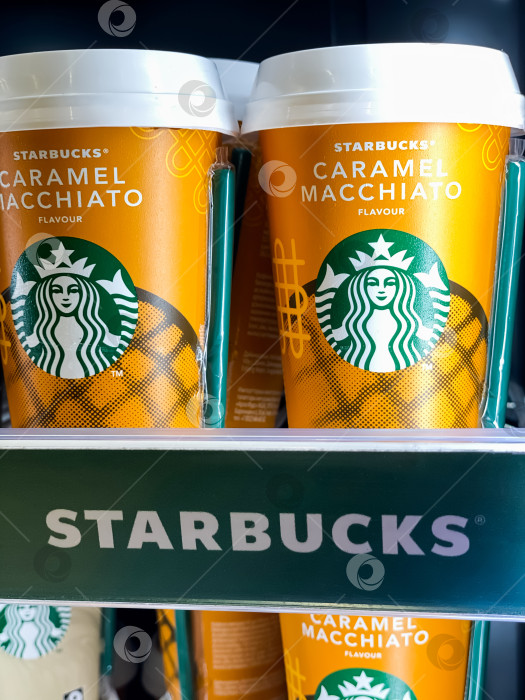 Скачать Готовый к употреблению ряд кофейных чашек Starbucks фотосток Ozero