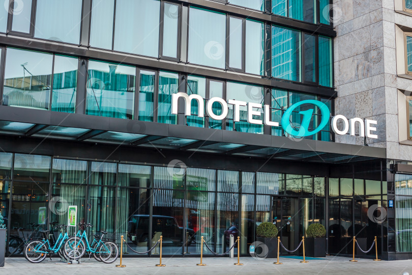 Скачать Логотип Motel One на здании отеля в Мюнхене фотосток Ozero