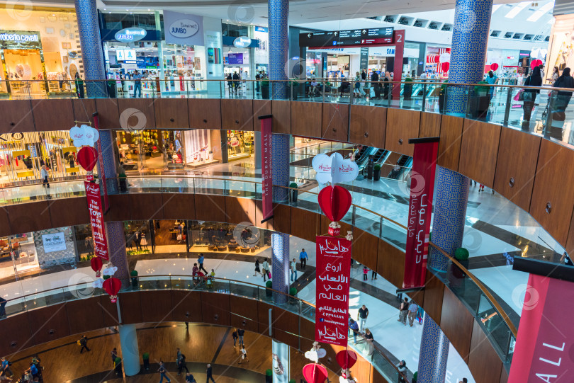 Скачать Люди совершают покупки в торговом центре Dubai Mall фотосток Ozero