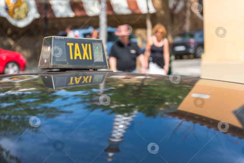 Скачать Детали такси с отражениями зданий фотосток Ozero