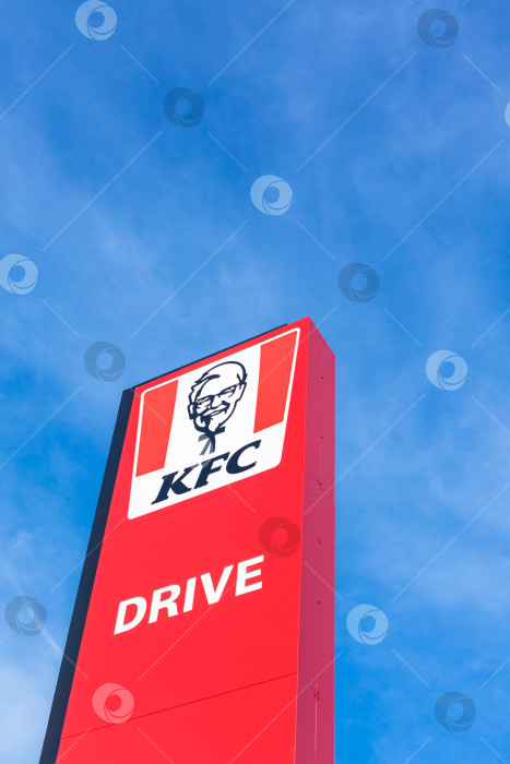 Скачать Логотип ресторана быстрого питания KFC на его здании фотосток Ozero