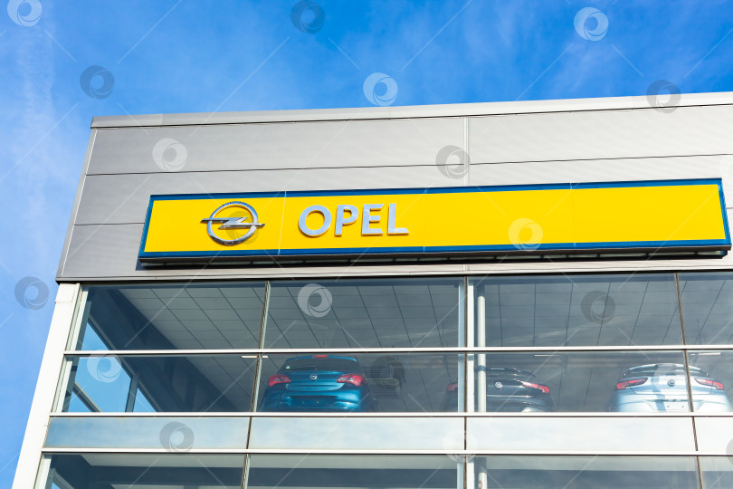Скачать Логотип бренда Opel на фоне ярко-голубого неба фотосток Ozero