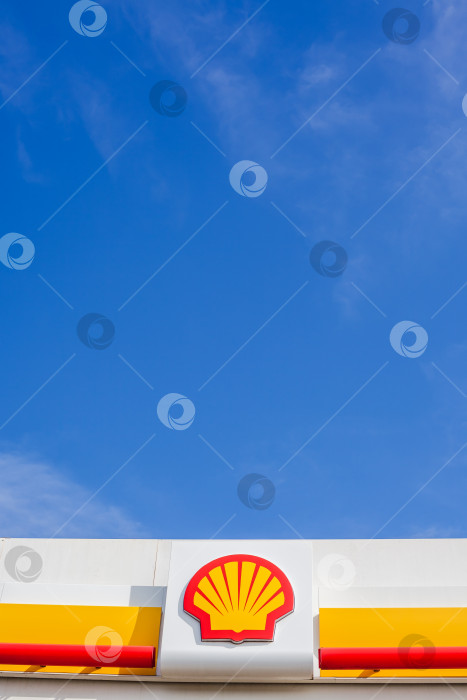 Скачать Логотип компании Shell на своей заправочной станции фотосток Ozero