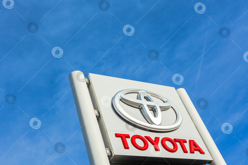 Скачать Логотип бренда Toyota на фоне ярко-голубого неба фотосток Ozero