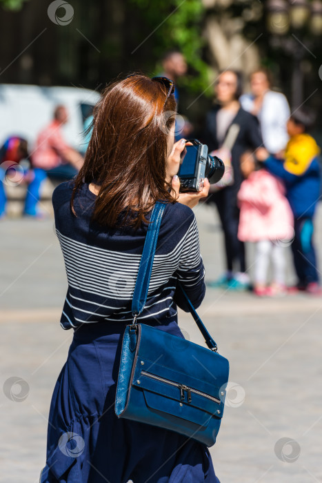 Скачать Молодая женщина фотографируется фотосток Ozero