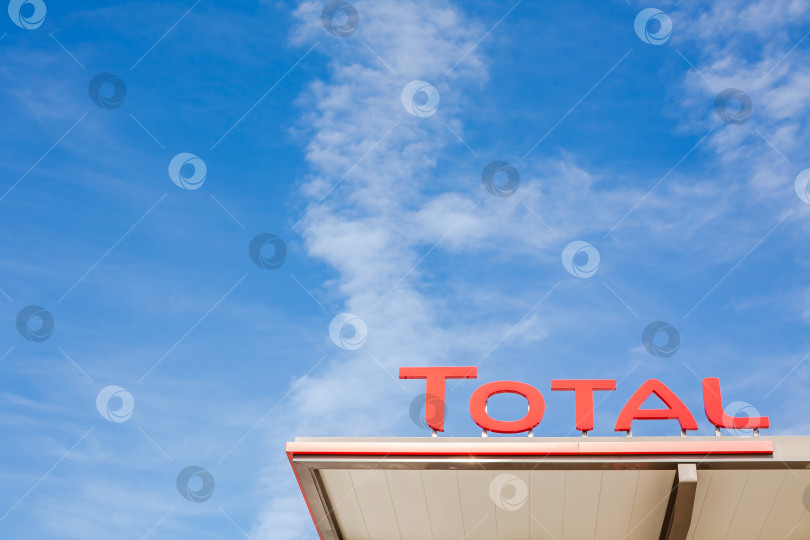 Скачать Логотип компании Total на своей заправочной станции фотосток Ozero