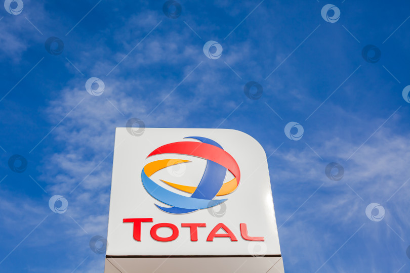 Скачать Логотип компании Total на своей заправочной станции фотосток Ozero