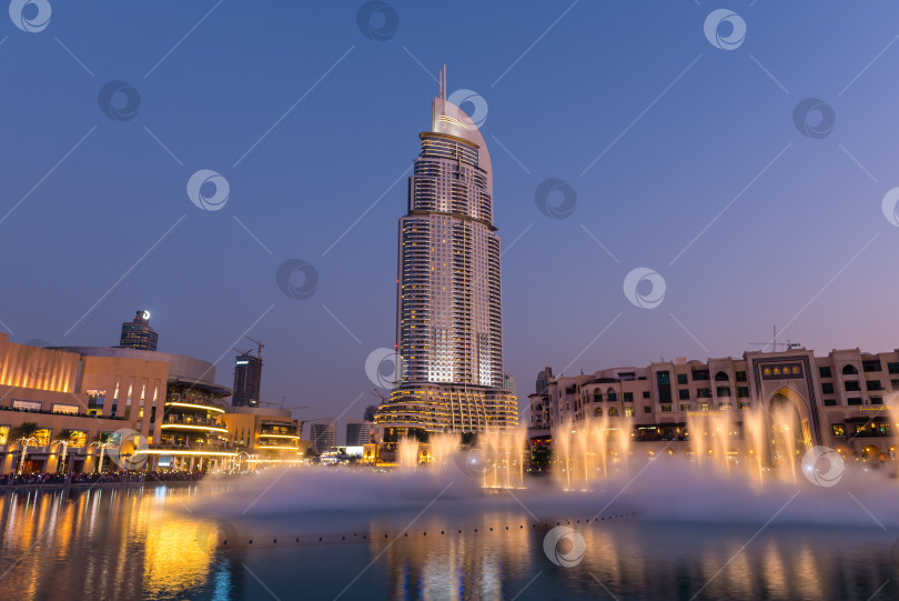 Скачать Шоу дубайских фонтанов в торговом центре Dubai Mall фотосток Ozero