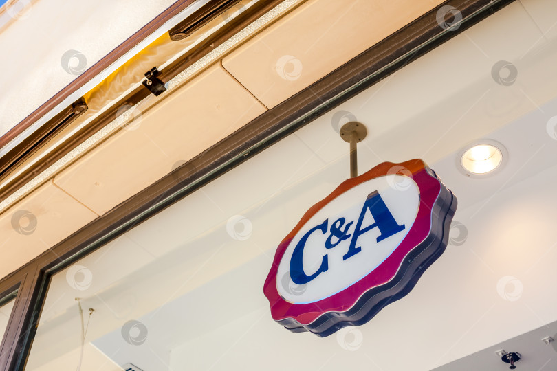Скачать Логотип магазина C&A на его здании фотосток Ozero