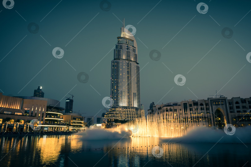 Скачать Шоу дубайских фонтанов в торговом центре Dubai Mall фотосток Ozero