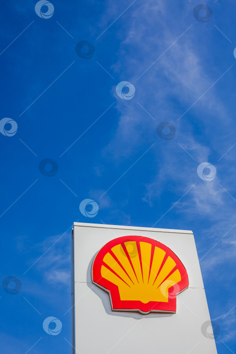 Скачать Логотип компании Shell на своей заправочной станции фотосток Ozero