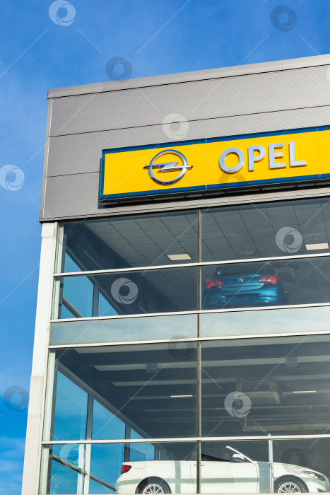 Скачать Логотип бренда Opel на фоне ярко-голубого неба фотосток Ozero
