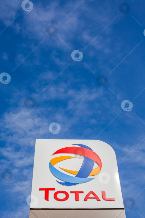 Скачать Логотип компании Total на своей заправочной станции фотосток Ozero