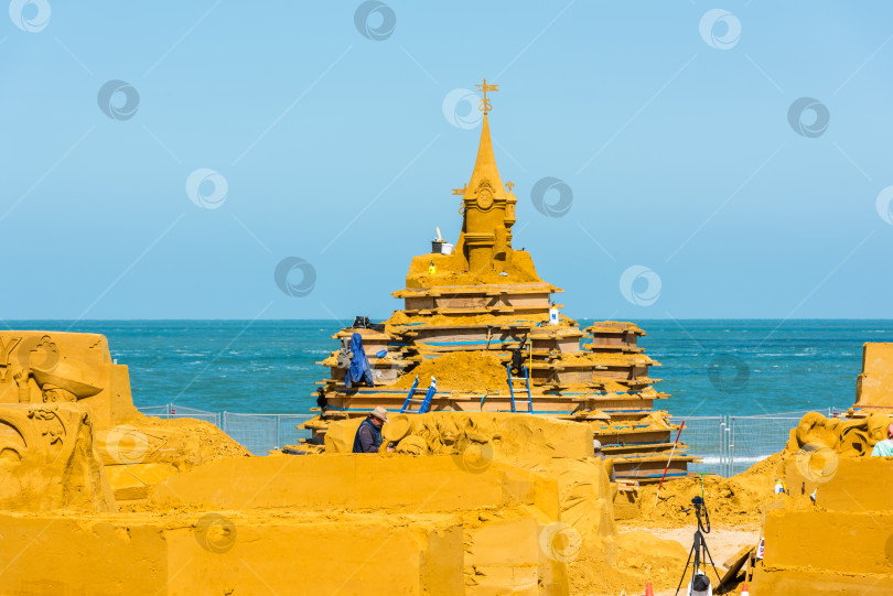 Скачать Подготовка к фестивалю песчаных скульптур фотосток Ozero