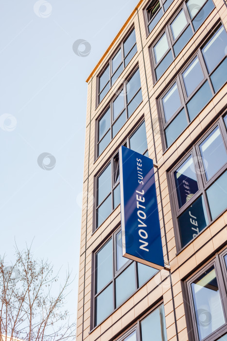 Скачать Логотип Novotel suites на здании отеля в Мюнхене фотосток Ozero