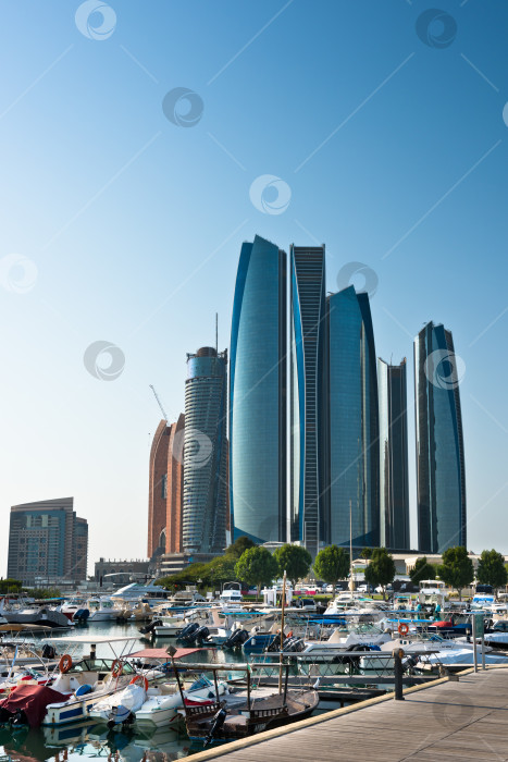 Скачать Причал Аль-Батин и башни Etihad towers в Абу-Даби, ОАЭ фотосток Ozero