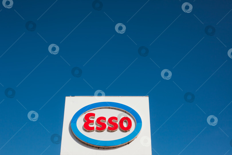Скачать Логотип Esso на своей заправочной станции фотосток Ozero