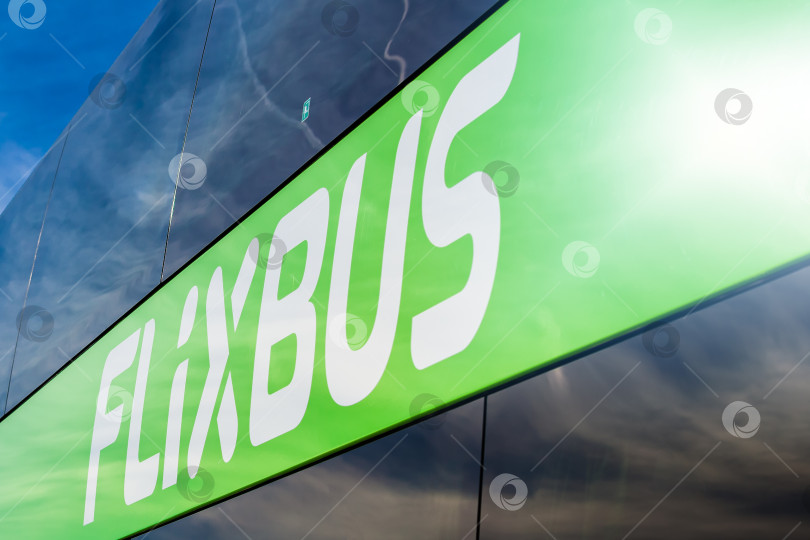 Скачать Логотип FlixBus на зеленом автобусе. Путешествие на автобусе фотосток Ozero