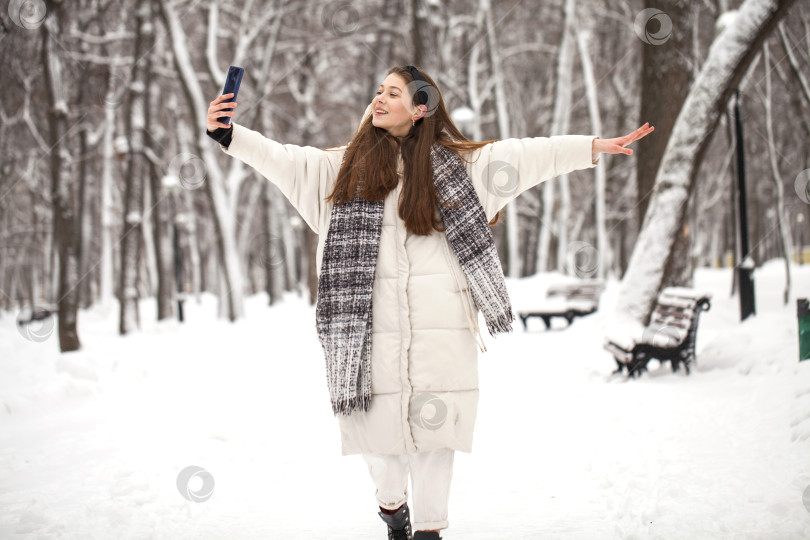 Скачать Модная молодая девушка в зимнее время фотосток Ozero