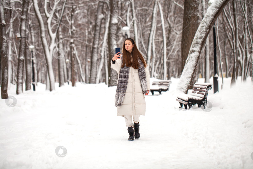 Скачать Модная молодая девушка в зимнее время фотосток Ozero