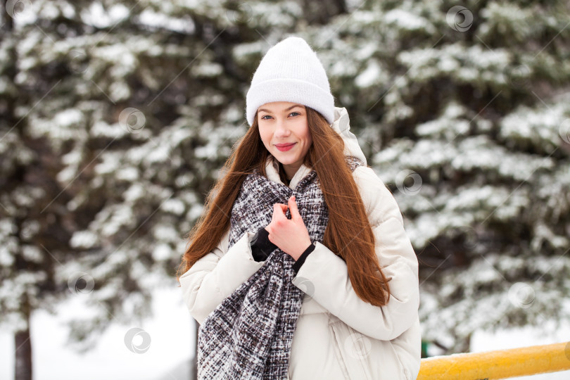 Скачать Модная молодая девушка в зимнее время фотосток Ozero