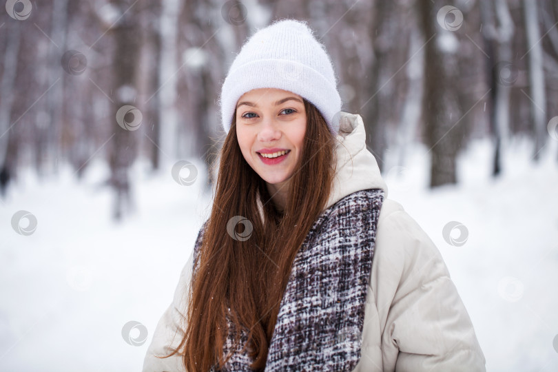 Скачать Модная молодая девушка в зимнее время фотосток Ozero