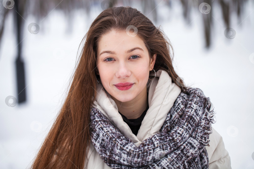 Скачать Модная молодая девушка в зимнее время фотосток Ozero