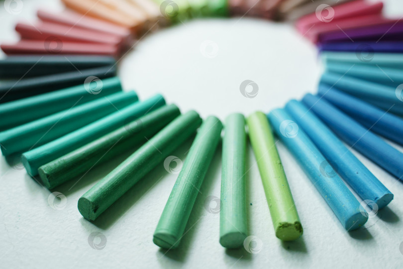 Скачать Цветные карандаши пастелью выложены по кругу фотосток Ozero