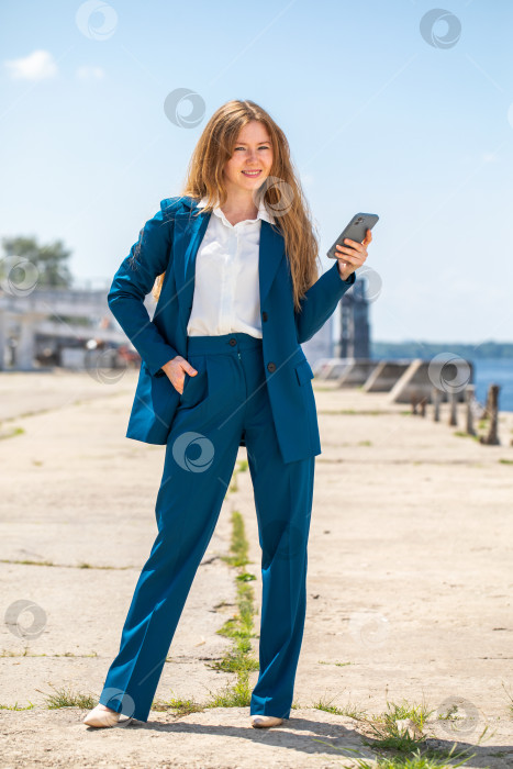 Скачать Портрет молодой красивой модели в синем костюме фотосток Ozero