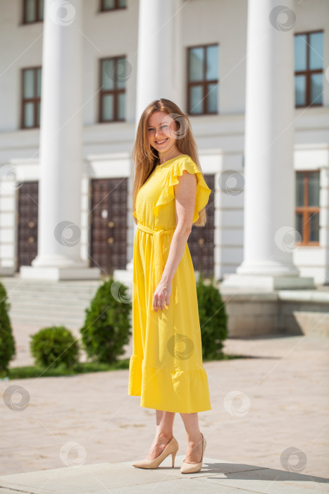 Скачать Портрет рыжеволосой молодой женщины фотосток Ozero