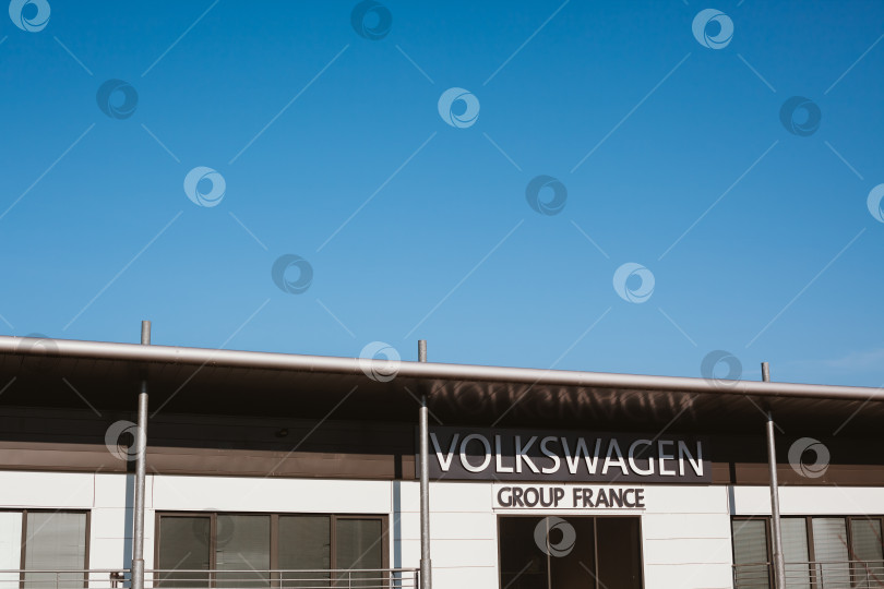 Скачать Офисное здание управления концерна Volkswagen во Франции фотосток Ozero