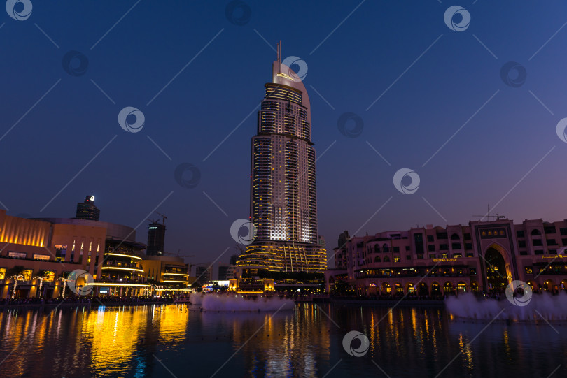 Скачать Шоу дубайских фонтанов в торговом центре Dubai Mall фотосток Ozero