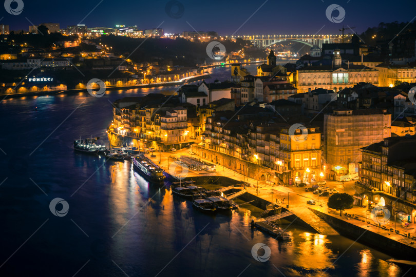 Скачать Обзор Старого города Порту, Португалия, ночью фотосток Ozero