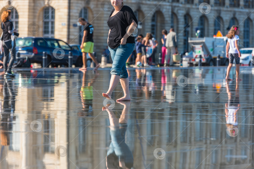 Скачать Люди развлекаются в зеркальном фонтане в Бордо, Франция фотосток Ozero