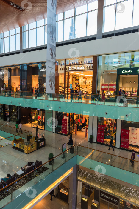 Скачать Люди совершают покупки в торговом центре Dubai Mall фотосток Ozero