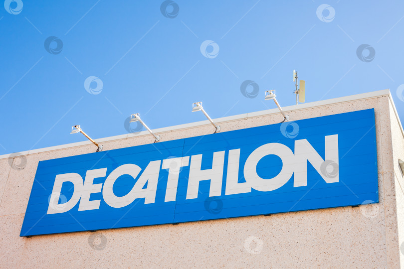 Скачать Логотип бренда магазина Decathlon на здании фотосток Ozero