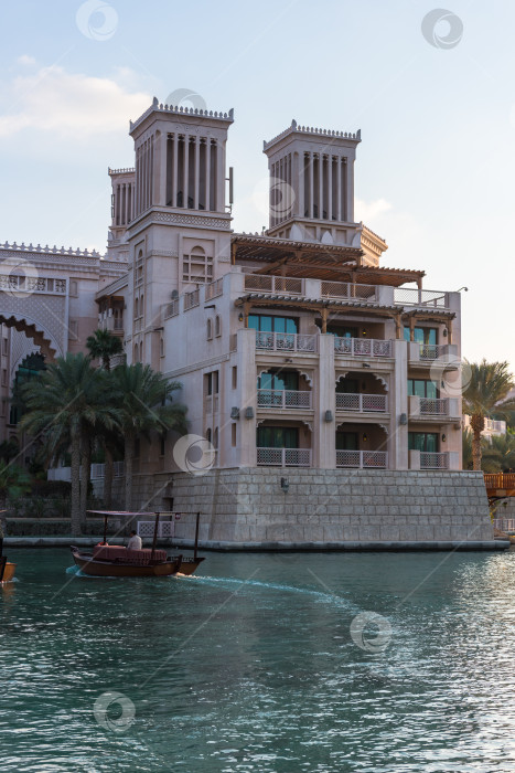 Скачать Вид на отель Madinat Jumeirah в Дубае фотосток Ozero